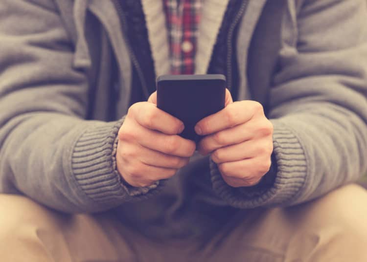 Desarticulan una red global de pedofilia que compartían stickers de abusos a niños en WhatsApp