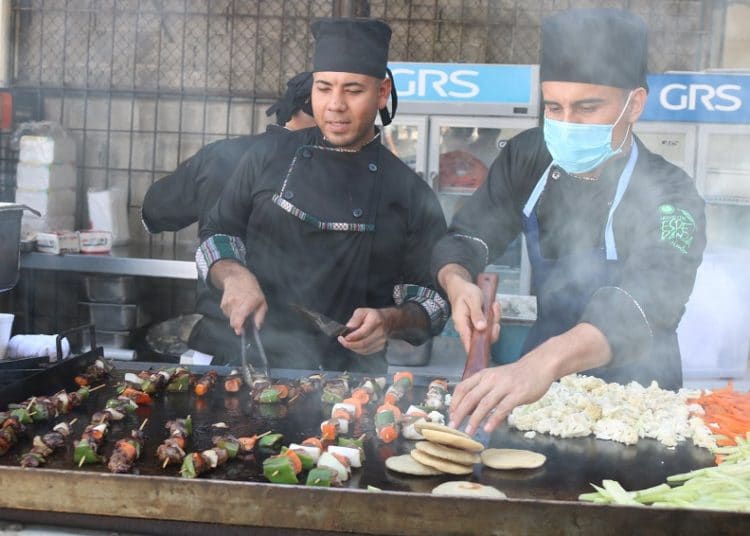 Privados de libertad venden muebles, artesanías y comida en el Salvador del Mundo