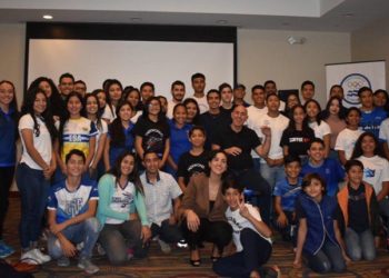 Histórico atleta brasileño comparte experiencias con deportistas salvadoreños