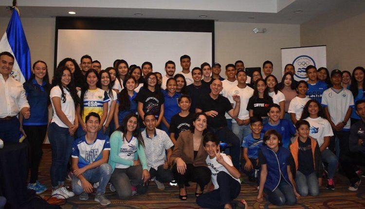 Histórico atleta brasileño comparte experiencias con deportistas salvadoreños