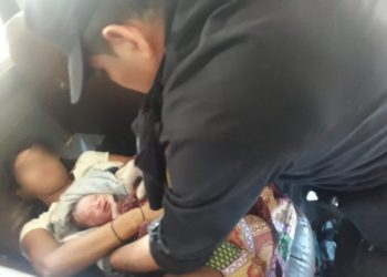 Agente de la PNC atiende un parto adentro de un bus de Nahuizalco