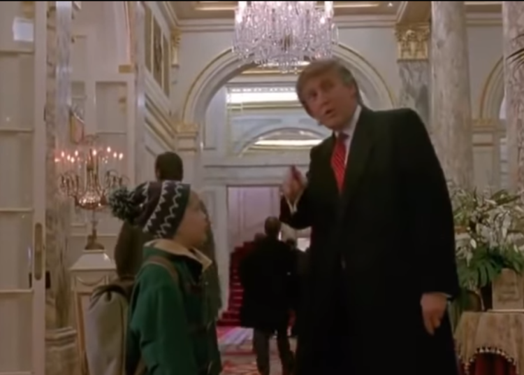 Tras presumir Donald Trump que apareció en “Mi pobre angelito 2” cadena de TV Canadá remueve escena