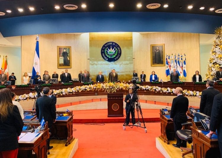 Asamblea conmemora 36 aniversario de última Constitución