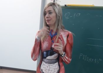 (FOTOS) Una maestra española se presenta en clase con traje anatómico para enseñar cómo es el cuerpo humano