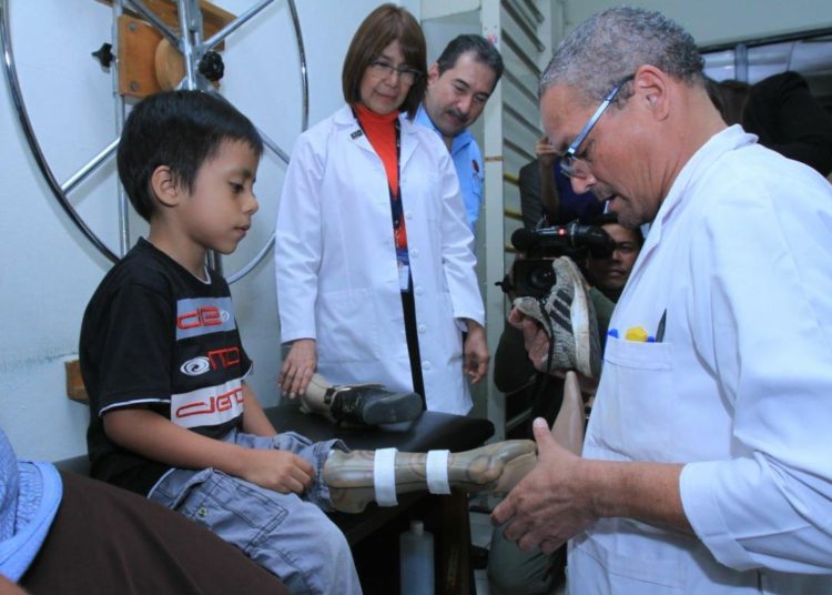 Entregan ortoprótesis a niño sonsonateco que desea ser bombero