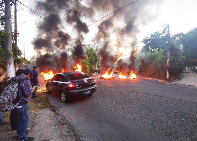 Empleados de la alcaldía de Cuscatancingo bloquearon calle a Mariona por problemas laborales