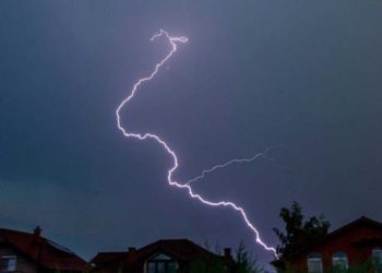 (VIDEO) Un rayo cae a pocos metros de un candidato al Congreso de Perú