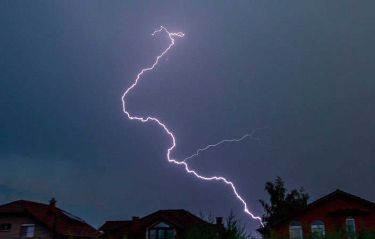 (VIDEO) Un rayo cae a pocos metros de un candidato al Congreso de Perú