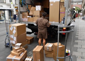 Un repartidor muere de cansancio entregando el doble de paquetes antes de Navidad