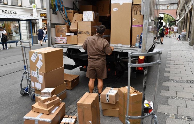 Un repartidor muere de cansancio entregando el doble de paquetes antes de Navidad