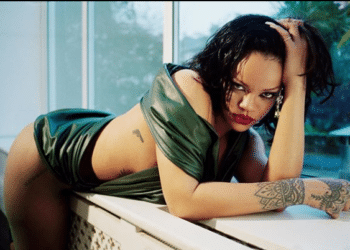 Rihanna deja ver sus curvas en un pequeño bikini