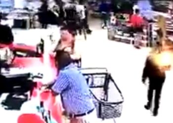 (VIDEO): Un guardia de seguridad secuestra a un niño mientras su abuela hablaba con otra persona