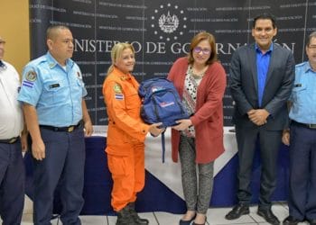 Ministerio de Salud entrega kit de primeros auxilios para fortalecer labor del Cuerpo de Bomberos