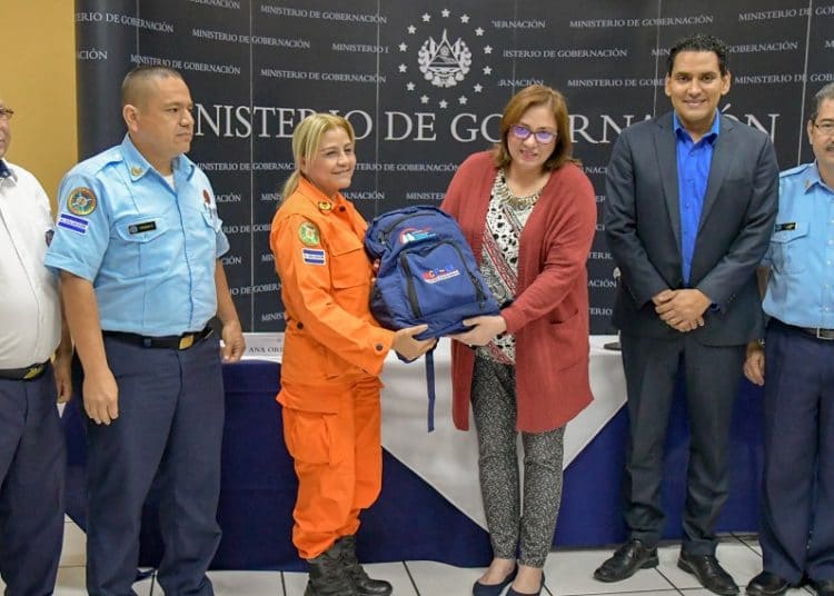 Ministerio de Salud entrega kit de primeros auxilios para fortalecer labor del Cuerpo de Bomberos