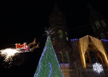 (VIDEO) Santa Claus visita México y su trineo se estrella contra un edificio