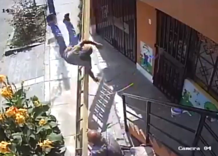 (VIDEO) Hombre en silla de ruedas tira a trabajador de las escaleras porque le obstaculizaba el paso