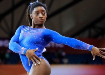 (VIDEO) La gimnasta Simone Biles con un audaz salto desde un trampolín en sus vacaciones en Belice