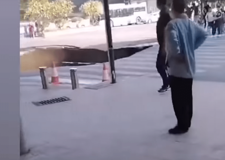 (VIDEO) Un enorme agujero se abre en una calle en China y se traga a tres personas