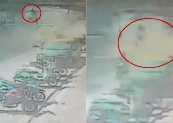 (VIDEO) Repartidora de comida «sale volando» por intensa explosión en alcantarilla