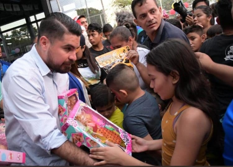Tejido Social entrega juguetes a 600 niños de Apopa