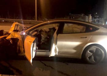 Viajaba en un Tesla con autopiloto, se gira para ver a su perro y se choca con un auto patrulla