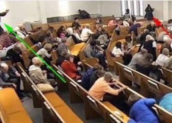 (Imágenes fuertes) Momento que atacante asesina a feligreses y luego es abatido dentro de la iglesia