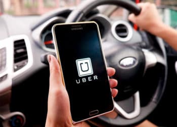 Conductor de Uber encuentra a su esposa escondida en la cajuela de su vehículo para espiarlo