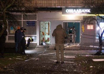 (VIDEO) Explotan un cajero automático e inundan la calle con billetes en Ucrania