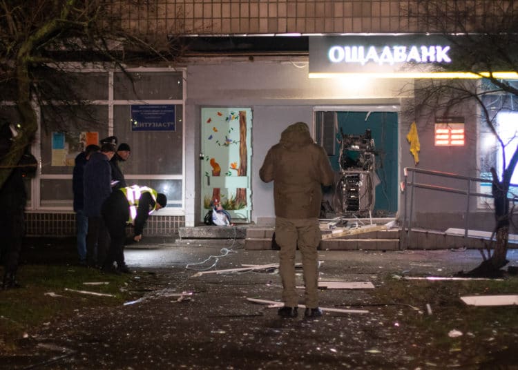 (VIDEO) Explotan un cajero automático e inundan la calle con billetes en Ucrania