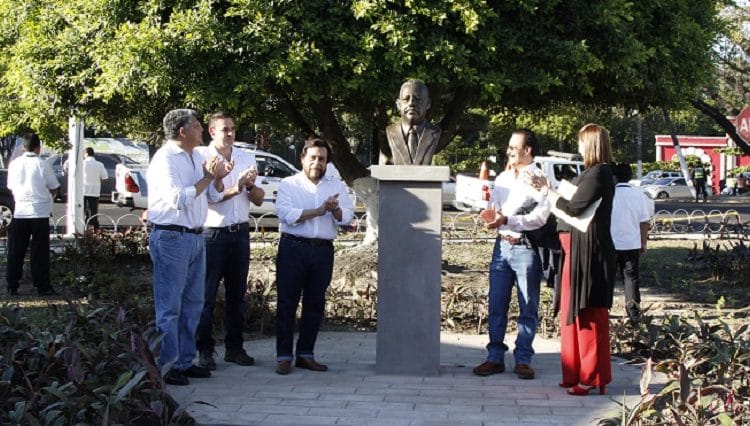 Inauguran plaza en homenaje póstumo a rector Félix Antonio Ulloa