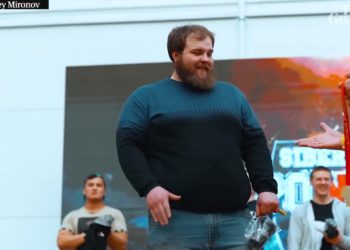 (VIDEO) El ‘zar’ de las bofetadas cae por primera vez