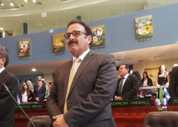Diputado Zablah llama «loco» a López Davidson por pretender desafuero de presidente Bukele