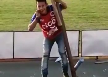 (VIDEO) Aficionado de FAS cae de malla del estadio Óscar Quiteño y termina inconsciente