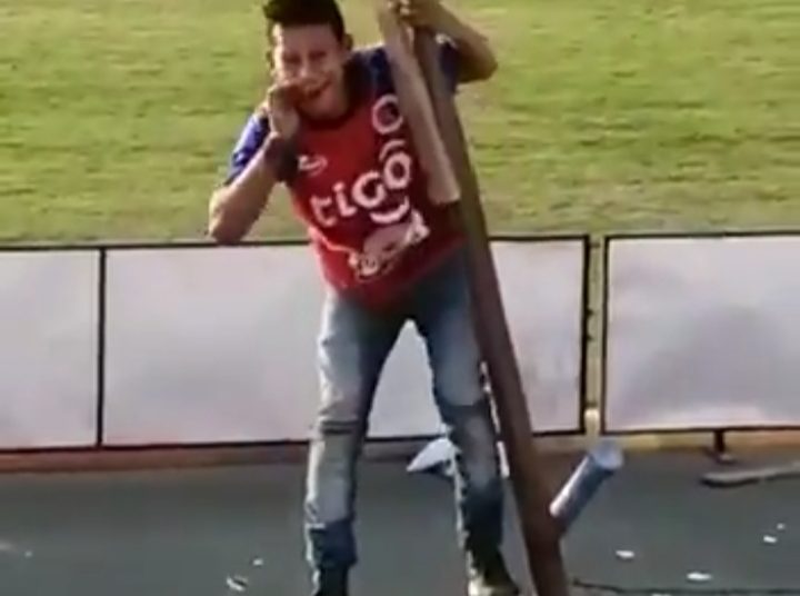 (VIDEO) Aficionado de FAS cae de malla del estadio Óscar Quiteño y termina inconsciente