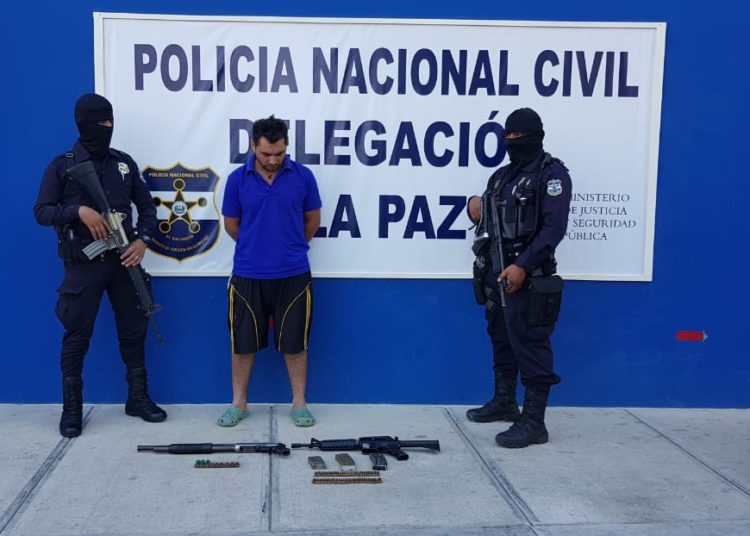 Detienen a pandillero en La Paz con un fusil M-16 y una escopeta 12