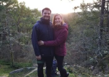 Una pareja recibe ayuda de desconocidos para tomarse una foto y luego descubre que eran el príncipe Enrique y Meghan Markle