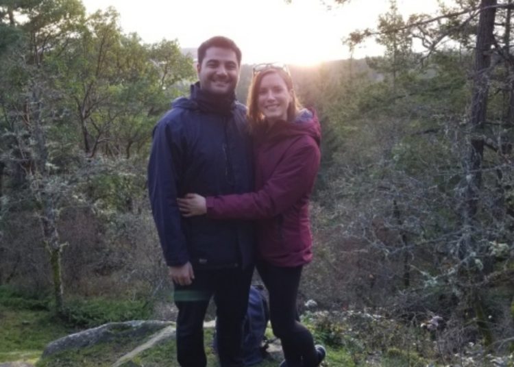 Una pareja recibe ayuda de desconocidos para tomarse una foto y luego descubre que eran el príncipe Enrique y Meghan Markle