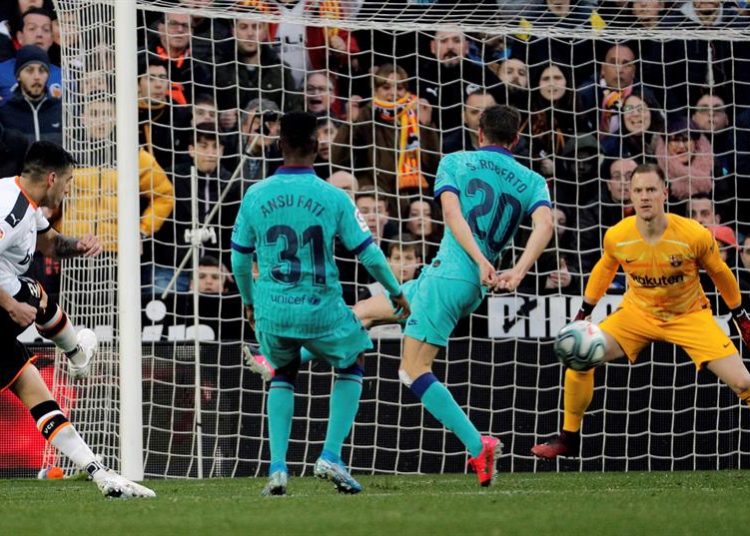 El Valencia da la sorpresa y vence a un Barça sin ideas