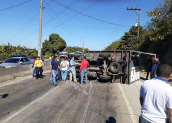 Furgón vuelca en carretera Troncal del Norte y deja un lesionado