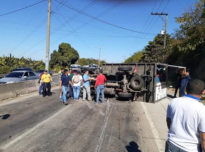 Furgón vuelca en carretera Troncal del Norte y deja un lesionado