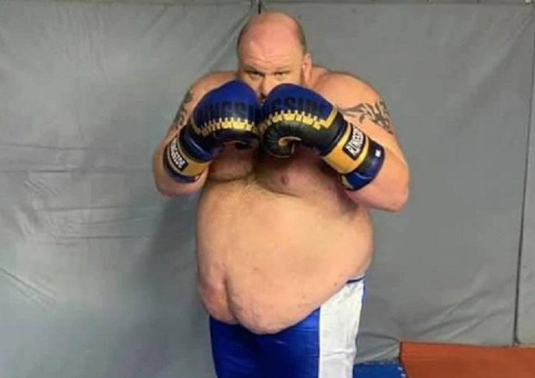 (VIDEO) Brutal nocaut sufre boxeador de 180 kilos en su debut como profesional