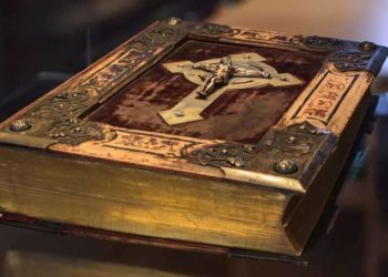 Detienen a sacerdote que escondía armas de fuego en una Biblia falsa