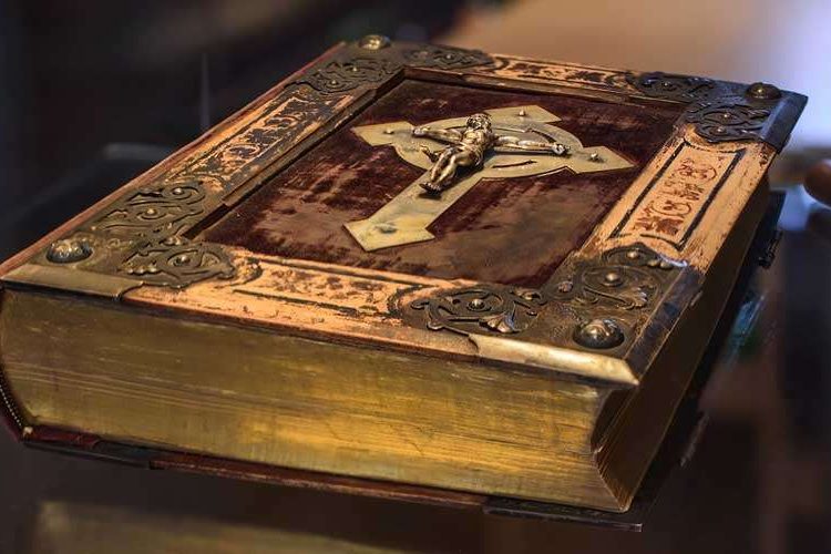 Detienen a sacerdote que escondía armas de fuego en una Biblia falsa