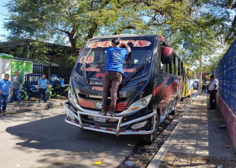 VMT obliga a motoristas retirar material que origina “contaminación visual y auditivo”
