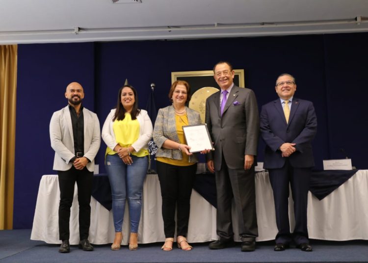 Gobierno firma convenio con la UTEC para otorgar becas a jóvenes