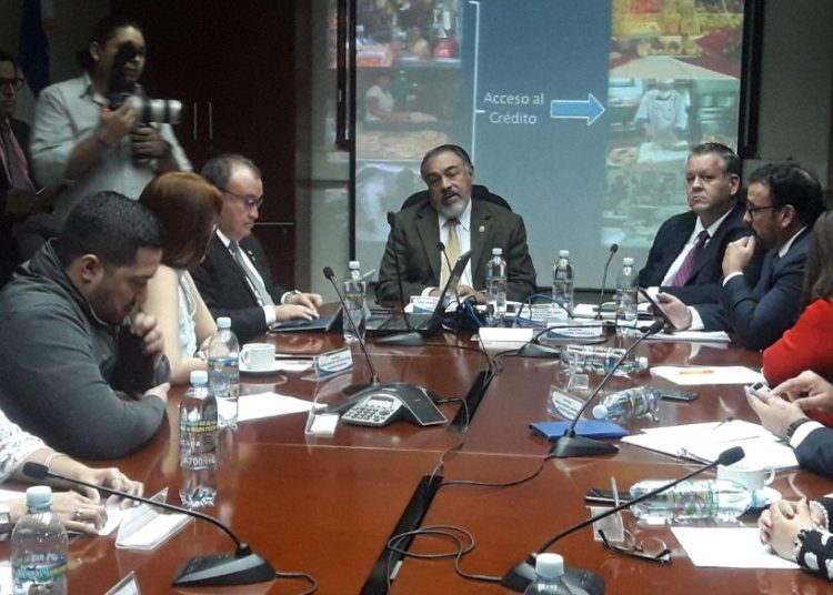 Buscan facilitar créditos formales a pequeños empresarios