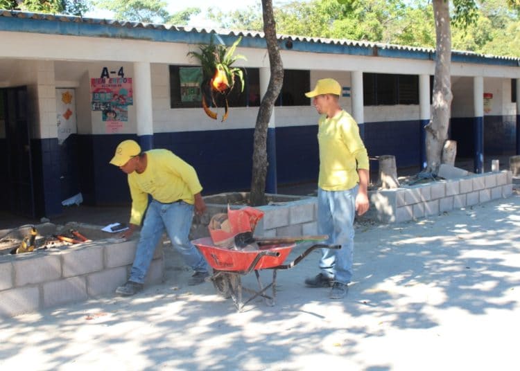 Privados de libertad mejoran centro escolar de Apopa