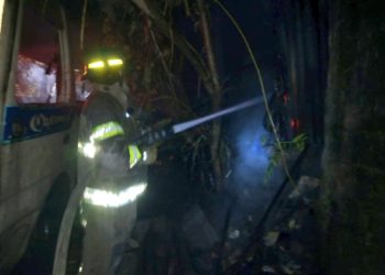 Bomberos sofocan incendio en taller de Ciudad Delgado