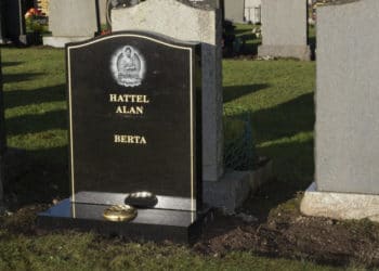 Un hombre encuentra en un cementerio su propia tumba