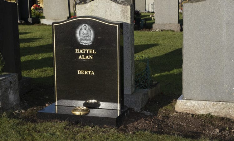 Un hombre encuentra en un cementerio su propia tumba